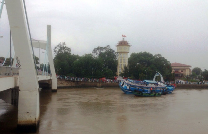 Con tàu mắc kẹt dưới gần cầu đã được đưa ra ngoài - Ảnh: TH.TRÍ