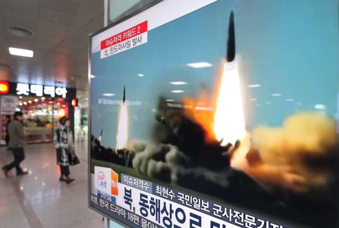Bản tin về vụ phóng thử tên lửa của CHDCND Triều Tiên phát trên truyền hình Hàn Quốc - Ảnh: AP