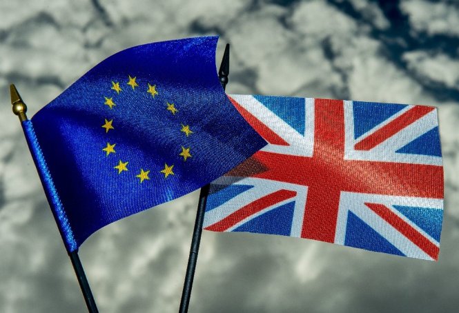 Cờ EU và cờ nước Anh - Ảnh: AFP