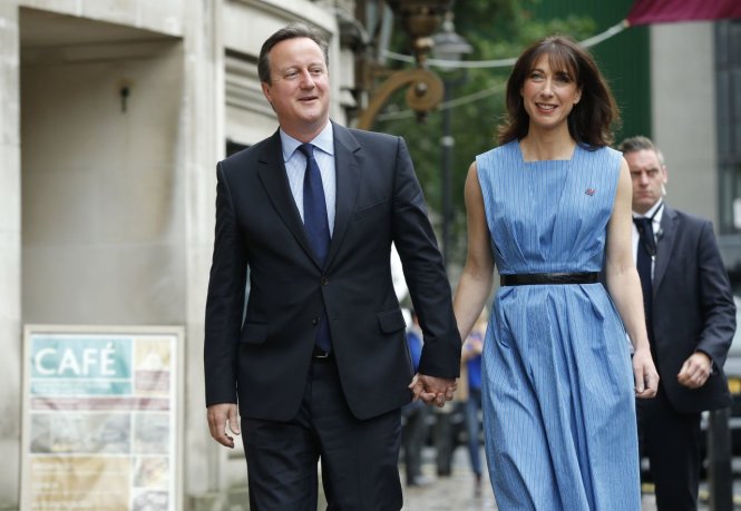 Thủ tướng Anh David Cameron và phu nhân Samantha rời khỏi điểm bỏ phiếu ở London sau khi đã bỏ xong lá phiếu của họ ngày 23-6 - Ảnh: AFP