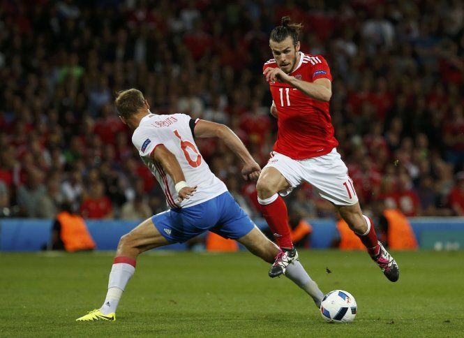 Gareth Bale (phải) tỏa sáng giúp Xứ Wales trở thành hiện tượng ở Euro 2016 - Ảnh: Reuters