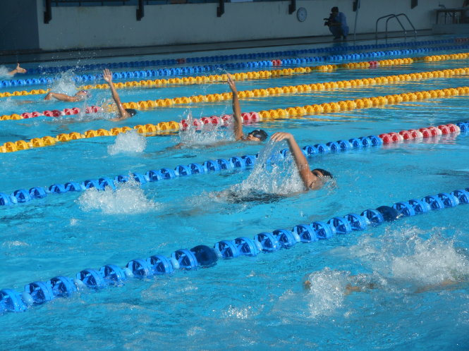 Ngay khi nghỉ hè, Sở GD-ĐT Đà Nẵng đã tổ chức lễ phát động học bơi tại CLB bơi Đà Nẵng. Trong ảnh: các VĐV bơi của CLB biểu diễn - Ảnh: Đ.Cường