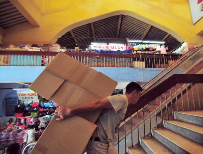 Những người bốc vác ở chợ Bình Tây - Ảnh: Hữu Thuận
