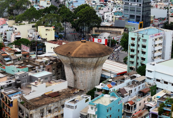 Đài nước nằm gần giao lộ 3-2 và Lê Đại Hành chuẩn bị được tháo dỡ - Ảnh: HỮU KHOA