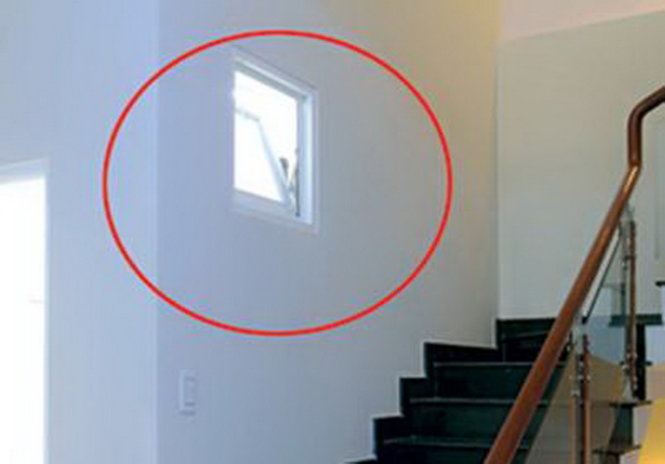 Không để cửa sổ phòng vệ sinh mở ngay tầm mắt người đi lên xuống cầu thang - Ảnh minh họa: BĐS