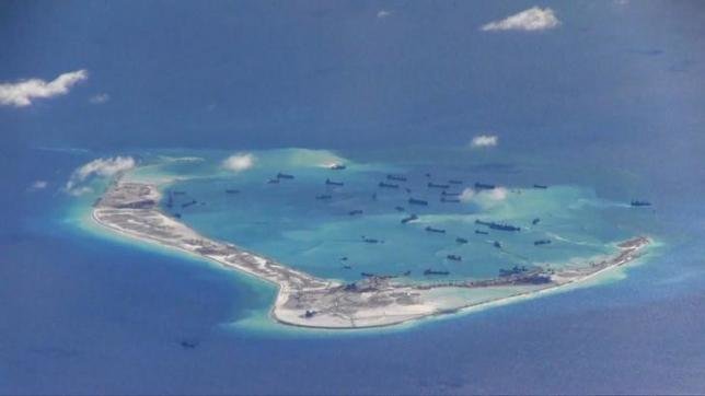 Các tàu nạo vét của Trung Quốc hoạt động trái phép tại Đá Vành Khăn thuộc quần đảo Trường Sa của Việt Nam - Ảnh: Reuters