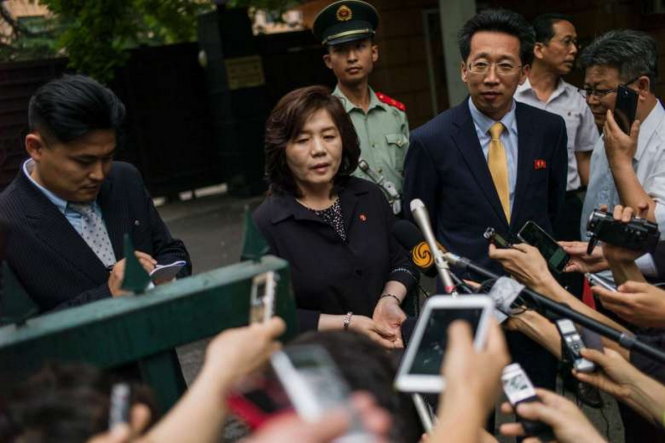 Bà Choe Son Hui (giữa) đang trả lời báo giới ngày 23-6 - Ảnh: AFP