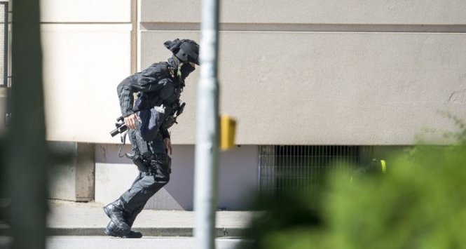 Cảnh sát có vũ trang bên ngoài rạp phim - Ảnh: Getty