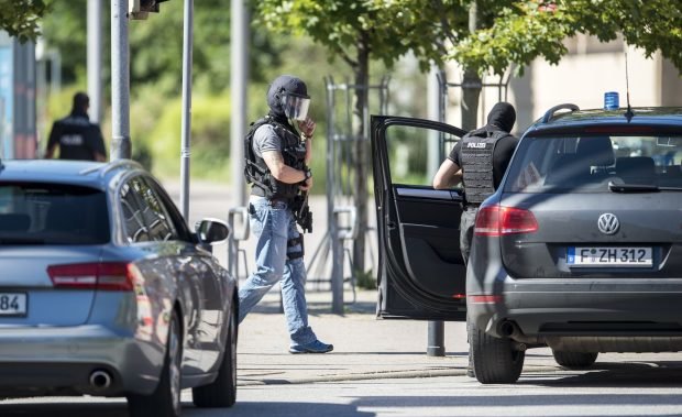 Cảnh sát có vũ trang bên ngoài rạp phim - Ảnh: Getty