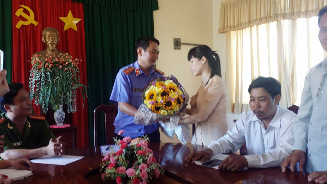 Sau khi thả bà Ngọc, chiều 26-4 ông Nguyễn Chí Hà-phó Viện trưởng Viện KSND huyện Nhơn Trạch đã đứng ra xin lỗi bà Ngọc về việc bắt oan bà - Ảnh: H.M