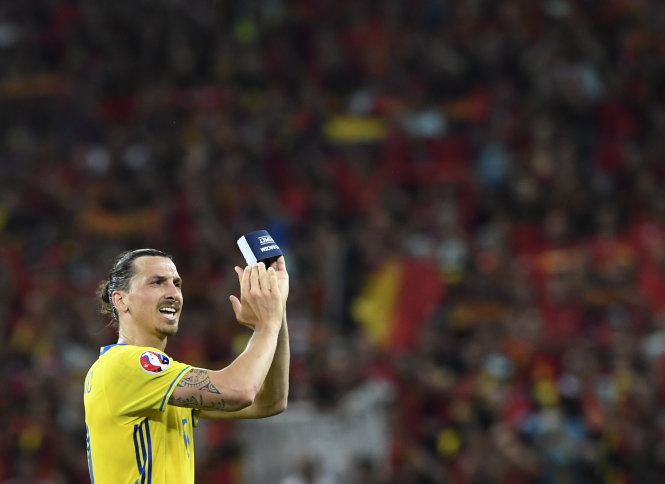 Ibrahimovic trong ngày chia tay màu áo tuyển Thụy Điển - Ảnh: AFP