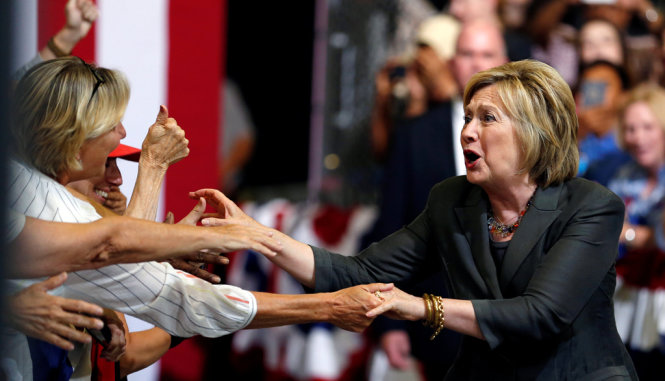 Bà Hillary Clinton gặp người ủng hộ tại North Carolina - Ảnh: REUTERS