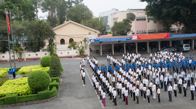 Buổi chào cờ trang nghiêm đầu tuần mỗi sáng thứ 2 của lãnh đạo, cán bộ - nhân viên UBND quận Bình Thạnh - Ảnh: TỰ TRUNG