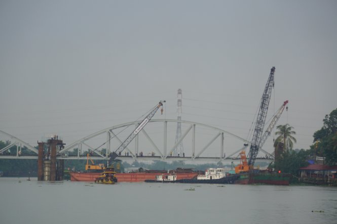 Nhịp thép thứ 3 cầu Ghềnh mới ở phía bờ P. Bửu Hoà (TP. Biên Hoà) đã lắp xong vào trưa 24-6 để chuẩn bị chạy tài thử tải trước khi đưa vào sử dụng - Ảnh: H.M