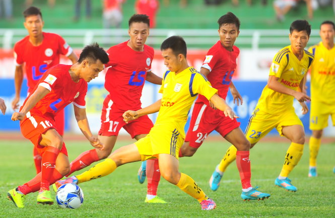 Cuộc đối đầu bất phân thắng bại (hòa 1-1) ở lượt đi trên sân Thống Nhất giữa TP.HCM (đỏ) với Nam Định (vàng). Ảnh: S.H