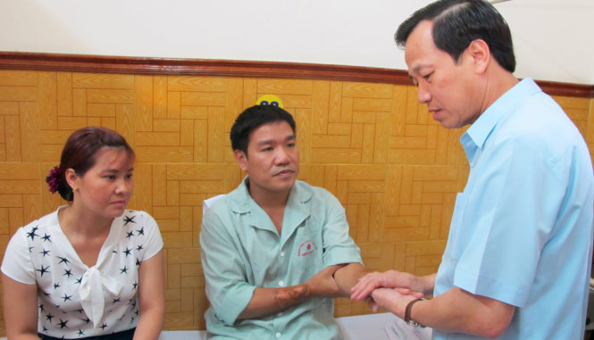 Bộ trưởng Bộ LĐTB-XH Đào Ngọc Dung thăm hỏi, động viên phi công Nguyễn Hữu Cường - Ảnh: ĐỨC BÌNH