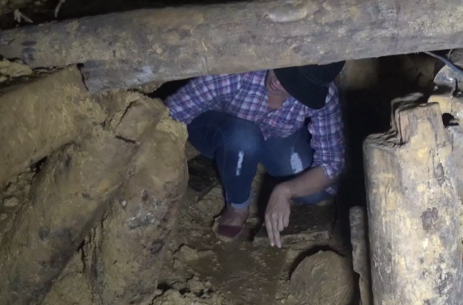 Nhà báo Bạch Hoàn tác nghiệp trong hầm vàng ở Khe Đương - Ảnh nhân vật cung cấp