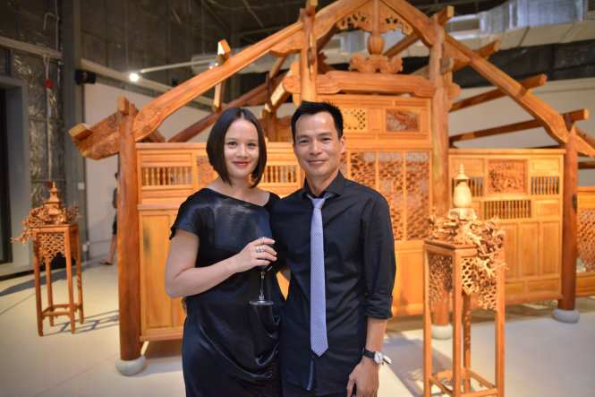 Nghệ sĩ Bùi Công Khanh (phải) tại triển lãm điêu khắc Lạc Chốn - Ảnh Nghĩa Ngô