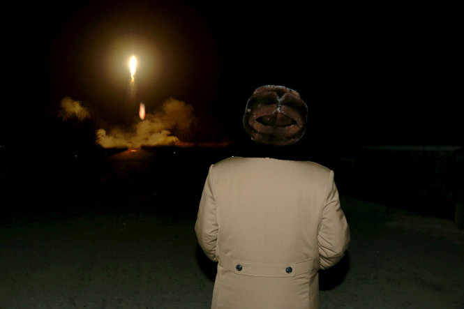 Bức ảnh tư liệu cho thấy nhà lãnh đạo CHDCND Triều Tiên Kim Jong Un đang thị sát một vụ phóng tên lửa đạn đạo của nước này tại một vị trí không xác định - Ảnh: Reuters