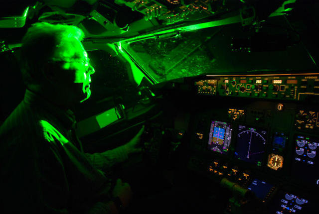 Ánh sáng từ đèn laser có thể gây mù trong khoảnh khắc với phi công - Ảnh: Mentalfloss