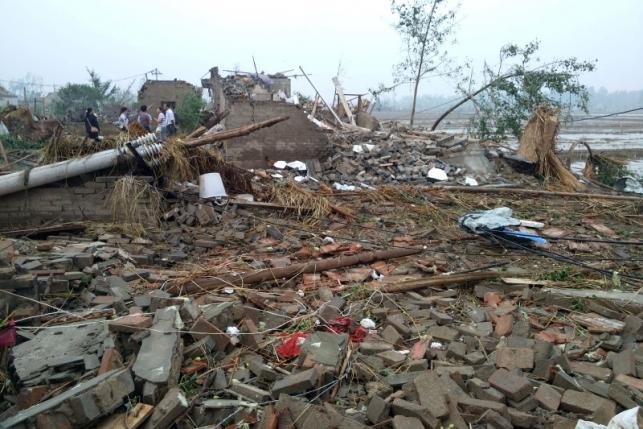 Khung cảnh tan hoang sau trận mưa chiều ngày 23-6 tại thành phố Diêm Thành, tỉnh Giang Tô, Trung Quốc - Ảnh: Reuters