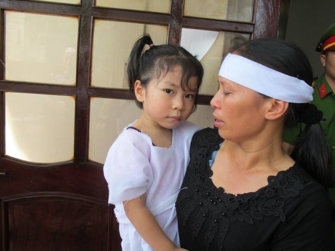 Dù mới 4 tuổi nhưng bé Trần Khánh Vân cảm nhận được nỗi mất mát. Mặt bé buồn rười rượi, hỏi thì bé chỉ bảo 