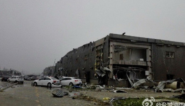 Một nhà máy bị hư hại nặng do lốc xoáy - Ảnh: Weibo