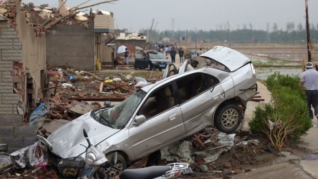 Xe ô tô bị lốc xoáy ném hư hỏng - Ảnh: AFP