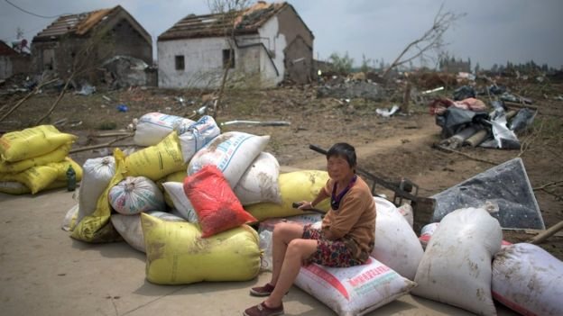 Nhà dân bị lốc xoáy phá hủy - Ảnh: AFP
