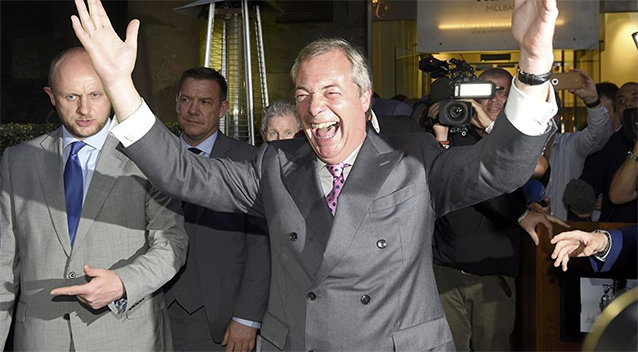 Chú thích ảnh: Lãnh đạo đảng Độc lập Vương Quốc Anh (UKIP) Nigel Farage ăn mừng chiến thắng với những người ủng hộ rời khỏi EU - Ảnh: Reuters