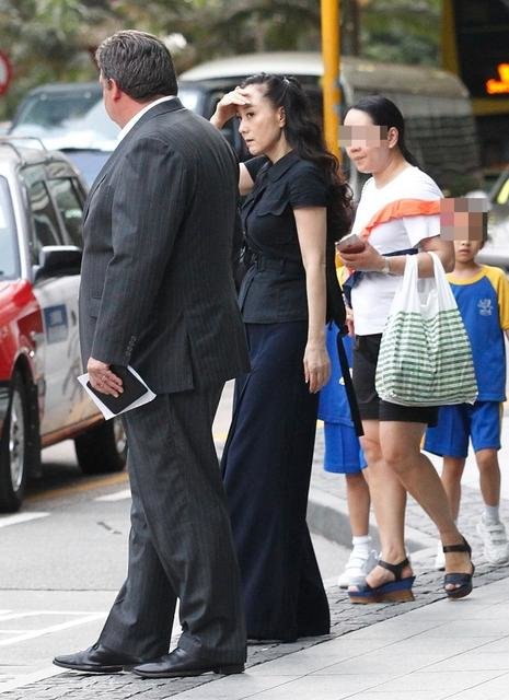 Mới đây, Lợi Trí xuất hiện ở Hong Kong, cô vẫn duy trì vóc dáng thon gọn ở tuổi 54 - Ảnh: Oc.cc