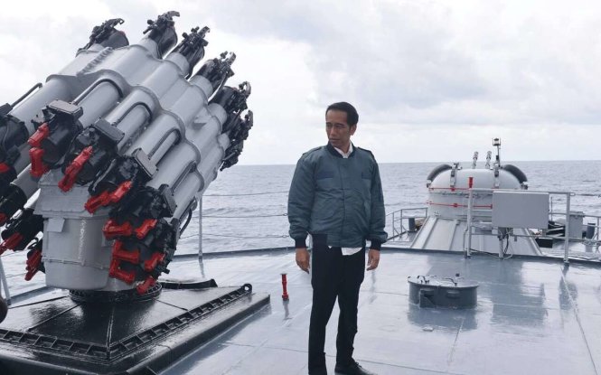Tổng thống Widodo trên tàu chiến Imam Bonjol - Ảnh: AFP