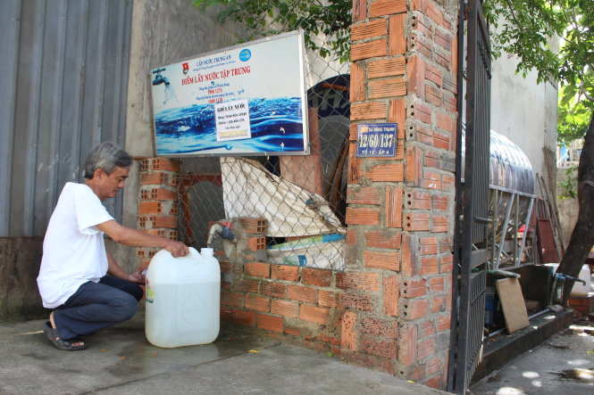 Bồn cấp nước cho người dân đường ĐT8-1, ấp 4, xã Đông Thạnh, H.Hóc Môn (TP.HCM) không đáp ứng đủ nhu cầu của dân - Ảnh: THƯƠNG HOÀNG