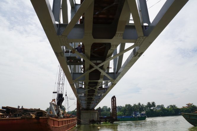 Cầu Ghềnh mới nhìn từ mặt sông Đồng Nai - Ảnh: HÀ MI