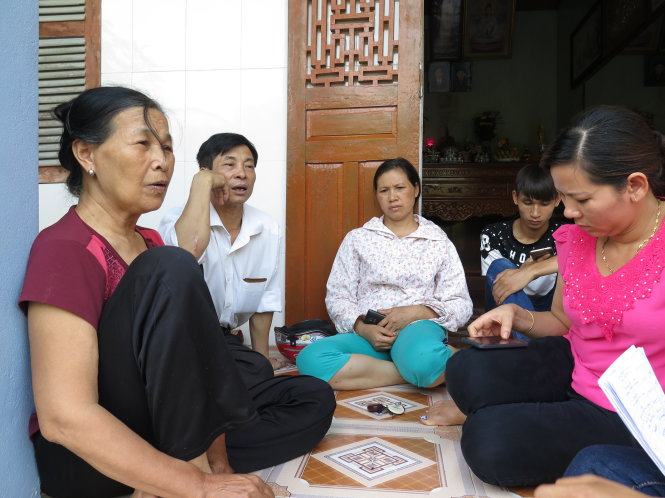 Bà Phùng Thị Thuận (bìa trái), 68 tuổi, ở xã Thanh Hồng, huyện Thanh Hà, Hải Dương cùng người thân ngóng chờ tin tức của thiếu tá Nguyễn Ngọc Chu - Ảnh: QUANG THẾ