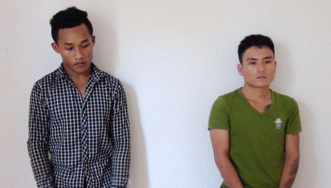 Hai nghi phạm Hòa (trái) và Thái tại cơ quan công an - Ảnh: Công an Trà Vinh