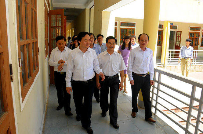 Bộ trưởng Phùng Xuân Nhạ kiểm tra điểm thi tại Trường THPT chuyên Hà Tĩnh - Ảnh: VĨNH HÀ