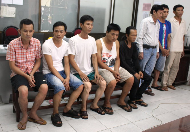 Nguyễn Tuấn Kiệt (bìa trái) cùng những người tham gia cá cược bóng đá làm việc tại Công an Q.12, TP. HCM - Ảnh: SƠN BÌNH
