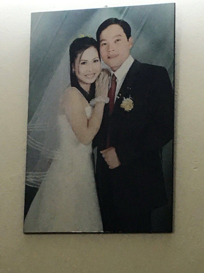 Tấm ảnh cưới chụp chị Huyền và anh Chính với nụ cười trên môi được treo ngay ngắn trong nhà - Ảnh: Trung Thu