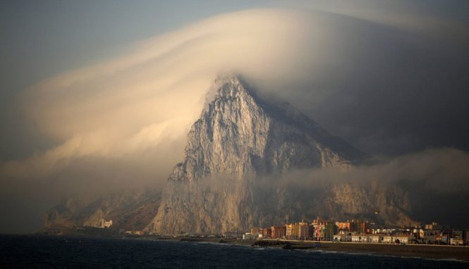 Bán đảo Gibraltar - vùng lãnh thổ ở hải ngoại của vương quốc Anh - Ảnh: Reuters