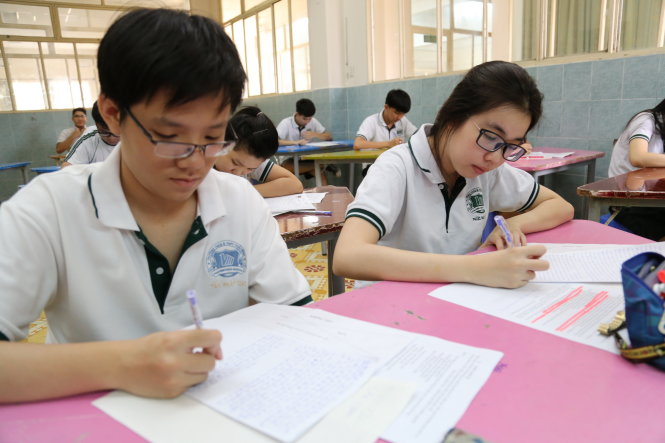 Học sinh lớp 12 Trường THCS-THPT Thái Bình (Q.Tân Bình, TP.HCM) làm bài kiểm tra chuẩn bị cho kỳ thi THPT quốc gia năm 2016 - Ảnh: Như Hùng