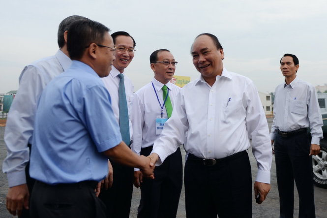 Thủ tướng Nguyễn Xuân Phúc bắt tay chúc mừng các lãnh đạo TP.HCM tại lễ khởi công xây dựng công trình cơ sở 2 - Bệnh viện Ung Bướu - Ảnh: Hữu Khoa