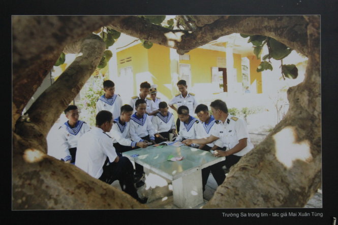 Hình ảnh những người lính Trường Sa qua góc nhìn của Mai Xuân Tùng - Ảnh: Tiến Thắng chụp lại