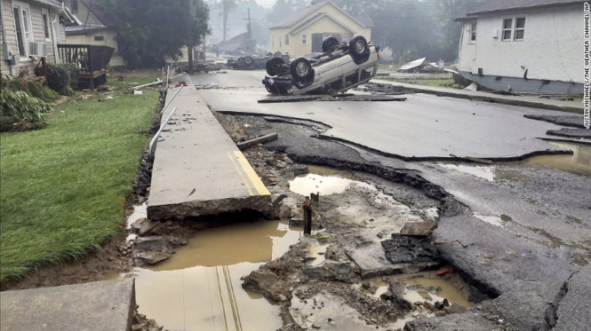 Xe cộ ngổn ngang, đường xá bị phá hủy sau trận lũ lịch sử ngày 23-6 tại bang West Virginia - Ảnh: CNN