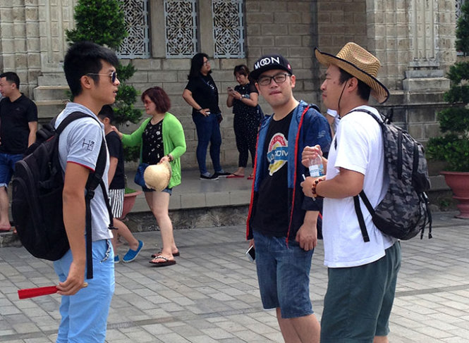 Hướng dẫn viên người Trung Quốc (bìa trái) hướng dẫn khách tham quan nhà thờ Núi, Nha Trang, Khánh Hòa - Ảnh: Duy Thanh