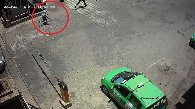 Hình ảnh một phụ nữ cầm kiếm vào bến xe Vinh, Nghệ An truy sát nhân viên thu phí - Ảnh: DOÃN HÒA cắt từ clip