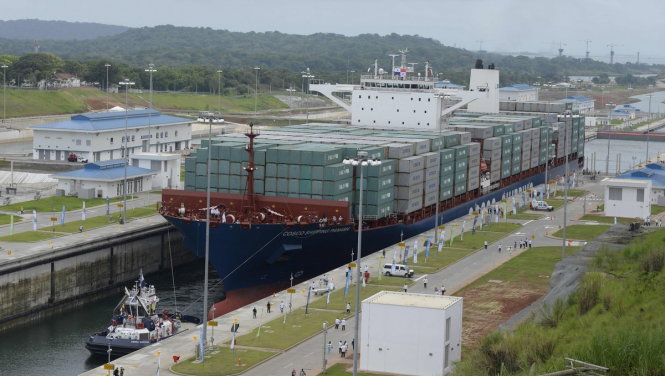 Chiếc tàu siêu lớn đầu tiên qua kênh đào Panama mở rộng - Ảnh: AP