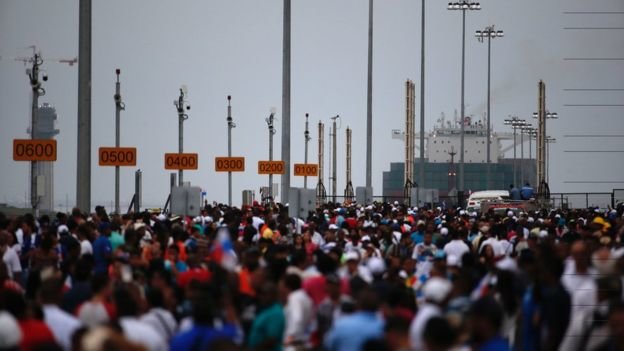 Hàng ngàn người chờ đón khai trương kênh đào mở rộng - Ảnh: AP