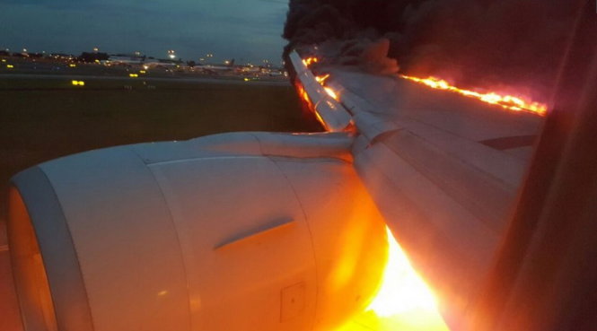 Động cơ máy bay bốc cháy dữ dội khi đang hạ cánh - Ảnh: channelnewsasia.com
