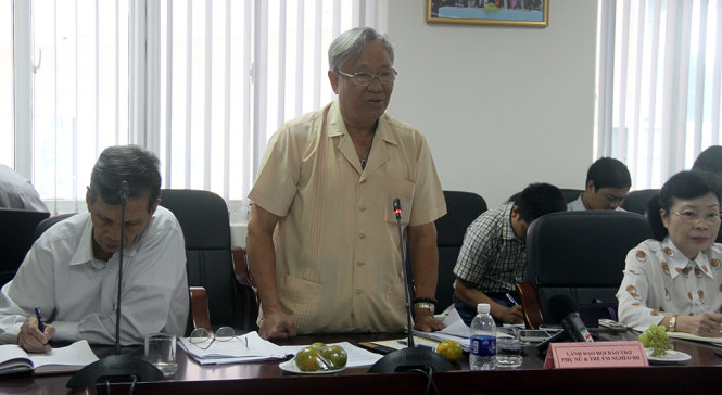 Ông Trịnh Lương Trân-nguyên giám đốc BV Ung thư Đà Nẵng trong cuộc trả lời phỏng vấn của các phóng viên ông không nhận lỗi việc chuyển trả lại hơn 37 tỷ đồng tài trợ - Ảnh: ĐOÀN CƯỜNG